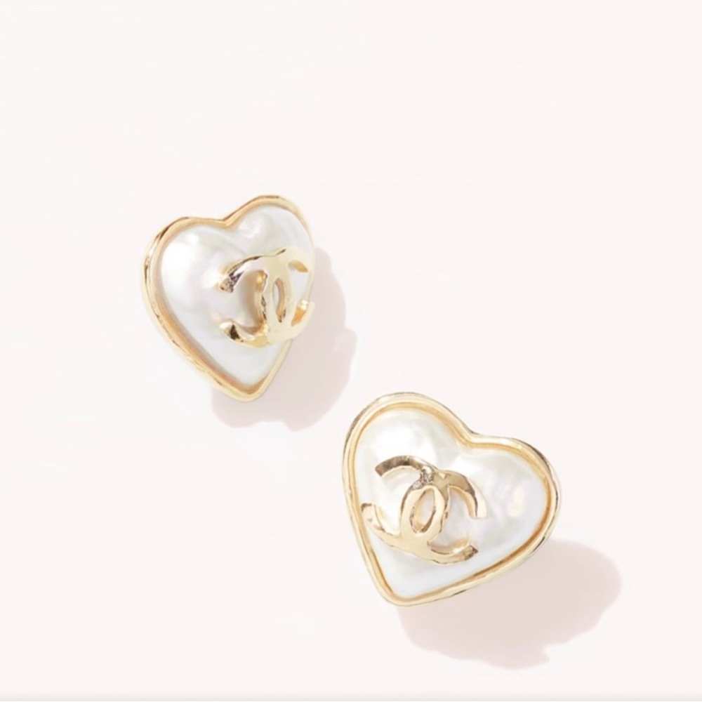 Chanel CC large gold pearly heart earrings🤩